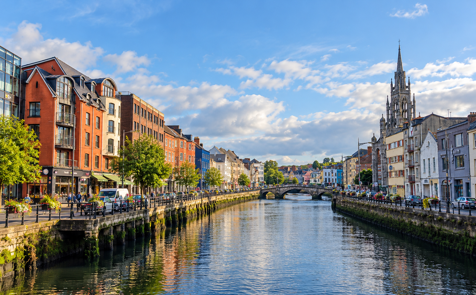 Aufenthalt in Irland – Stadtansicht von Cork mit Fluss und historischen Gebäuden, Wohnsitz und Lebensmittelpunkt COMI bei Privatinsolvenz in Irland